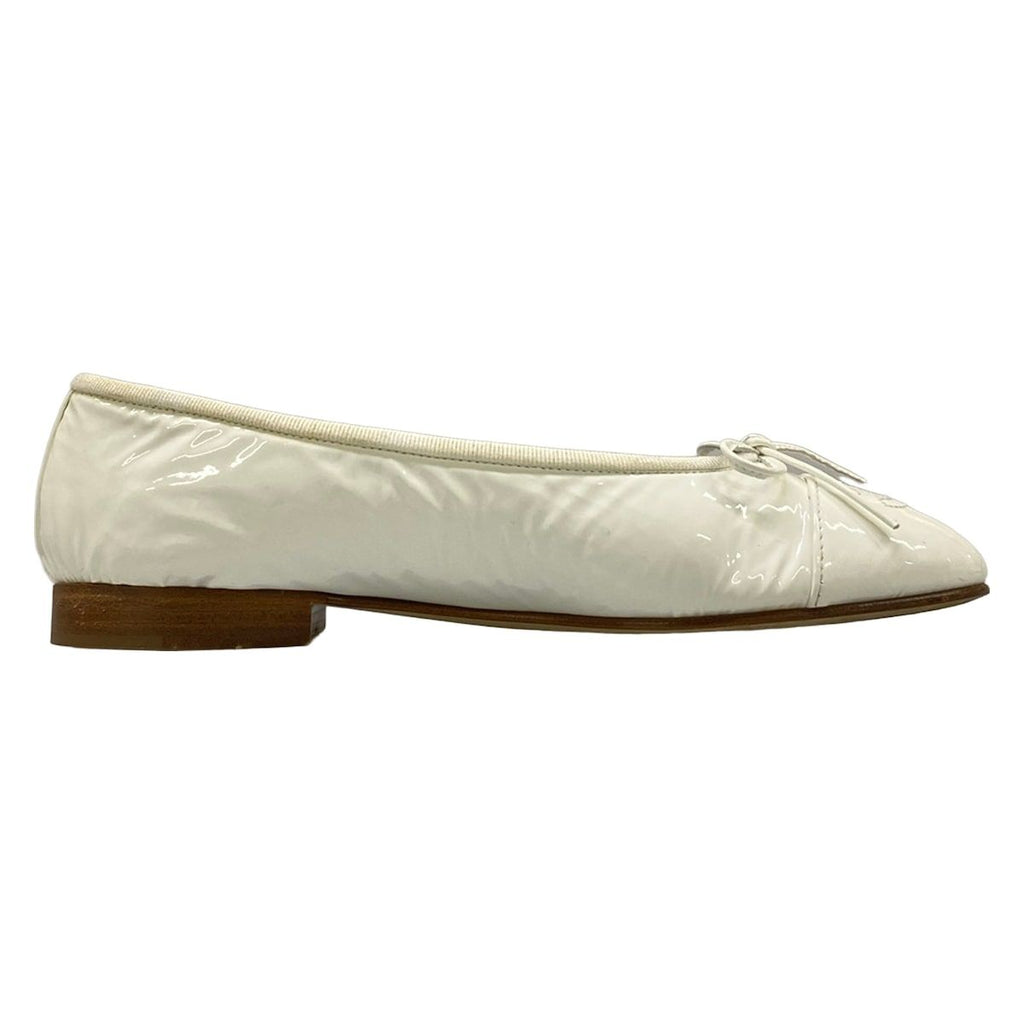 Chanel Flat Shoes 36c White CC Logo Ribbon Leather — view 2