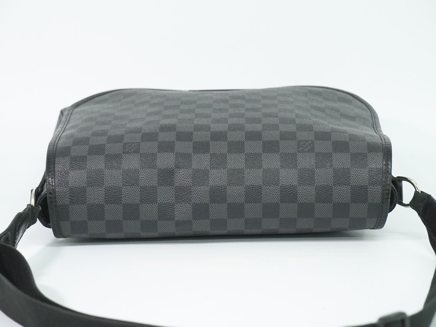 Louis Vuitton LV Daniel MM Damier Graphite Shoulder Bag Black Gray — view 5
