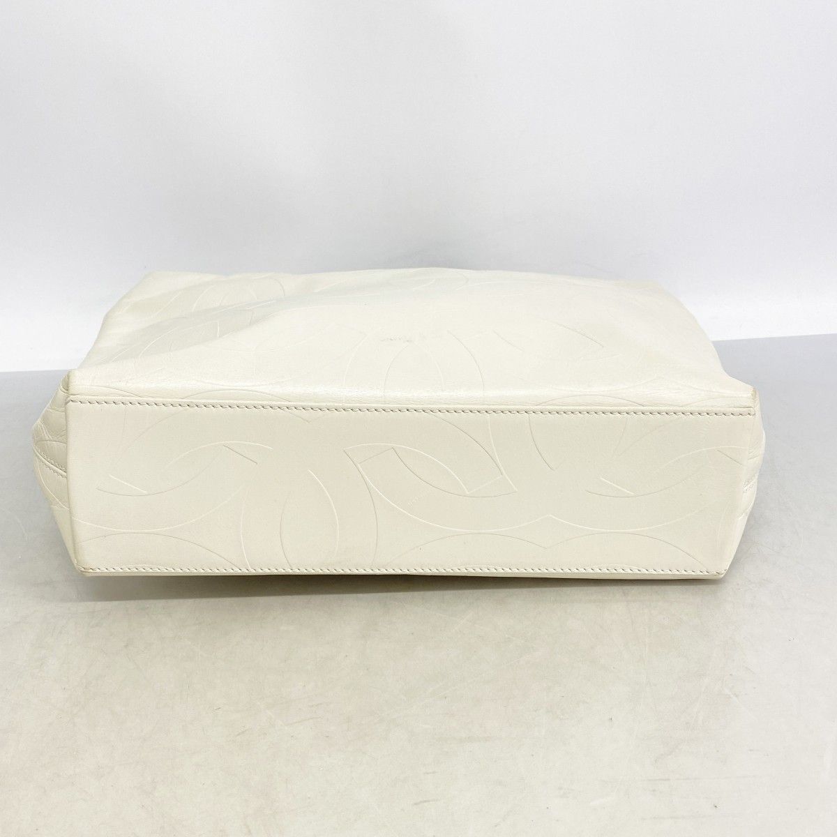 Chanel Tote Leather White Gold — view 3