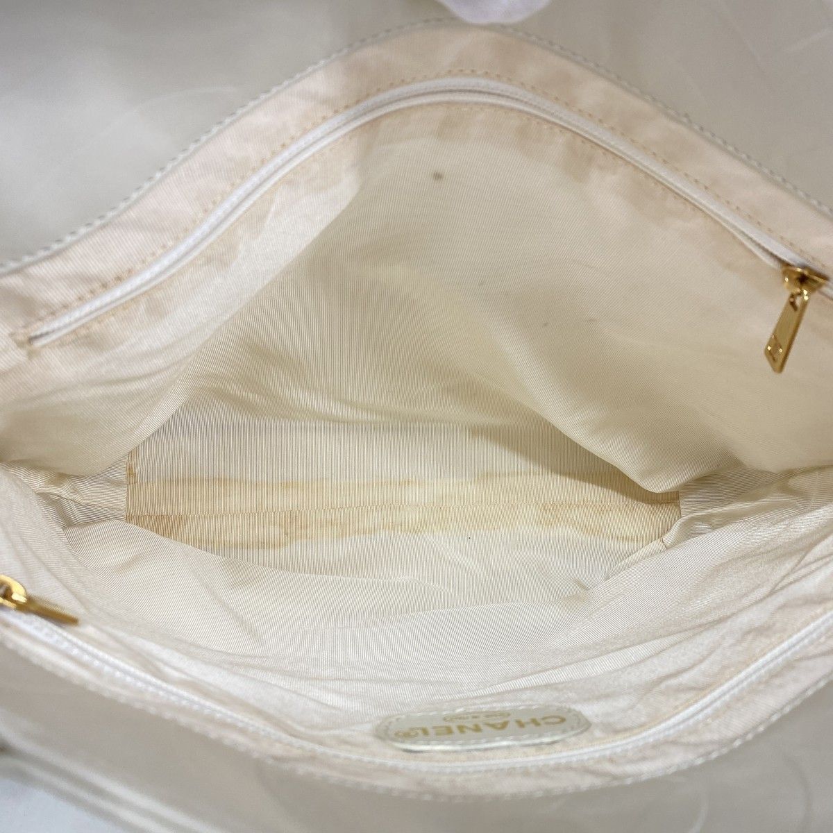 Chanel Tote Leather White Gold — view 4