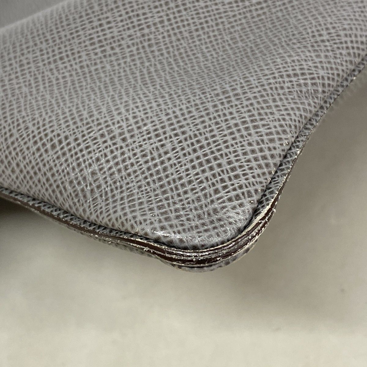 Louis Vuitton Shoulder Bag Taiga Sasha Glacier — view 6