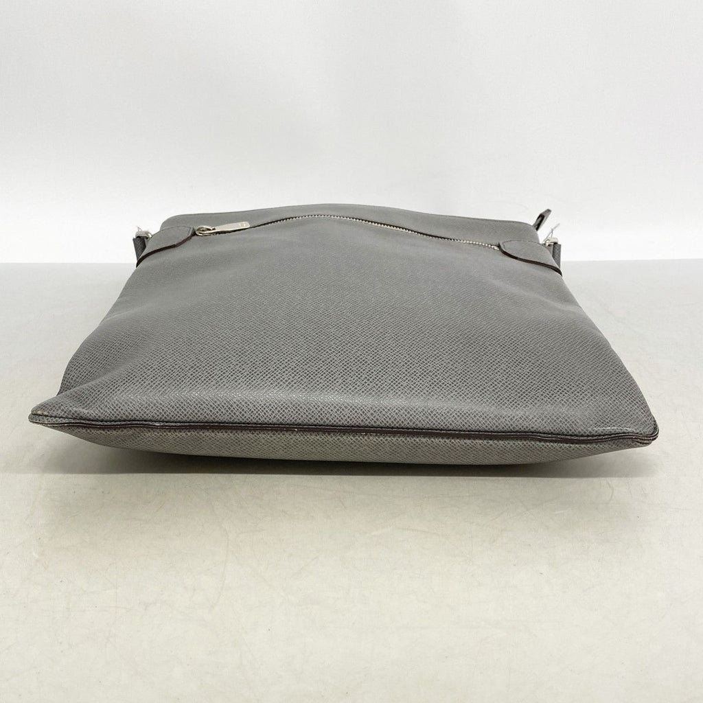 Louis Vuitton Shoulder Bag Taiga Sasha Glacier — view 3