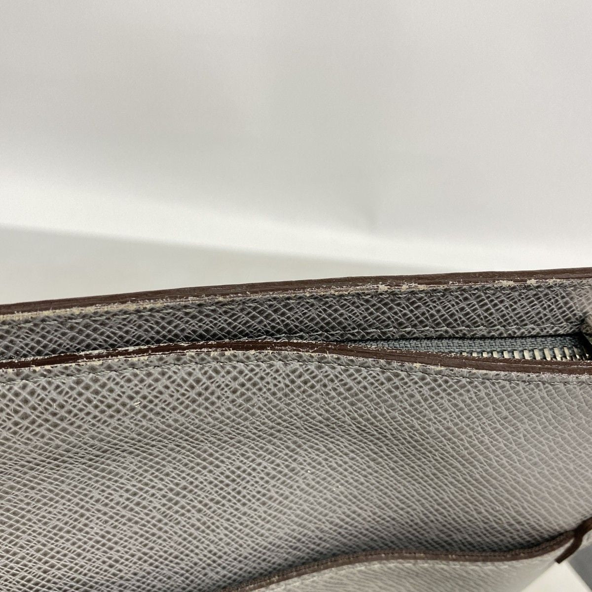 Louis Vuitton Shoulder Bag Taiga Sasha Glacier — view 7