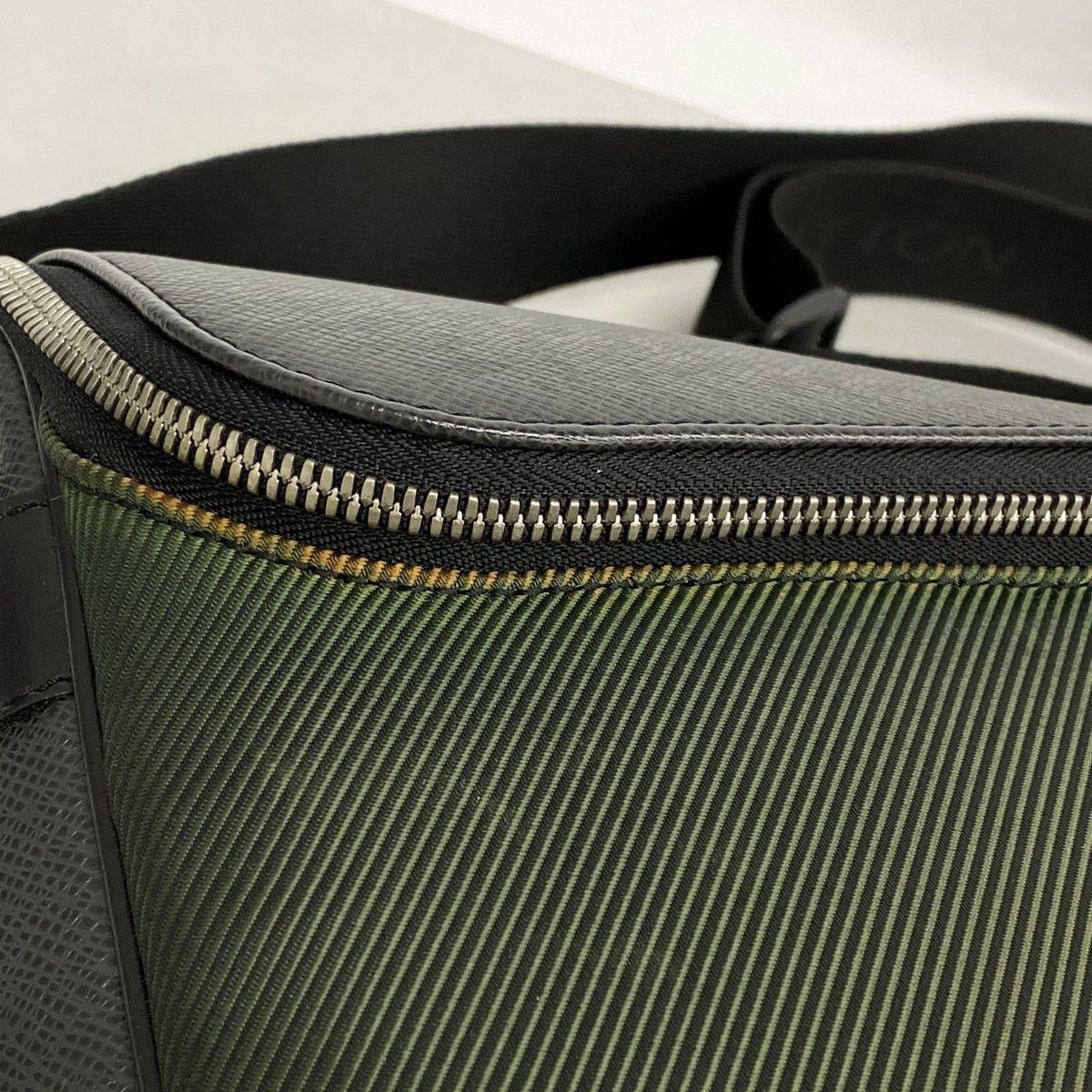Louis Vuitton Shoulder Bag Taiga Ardoise — view 7