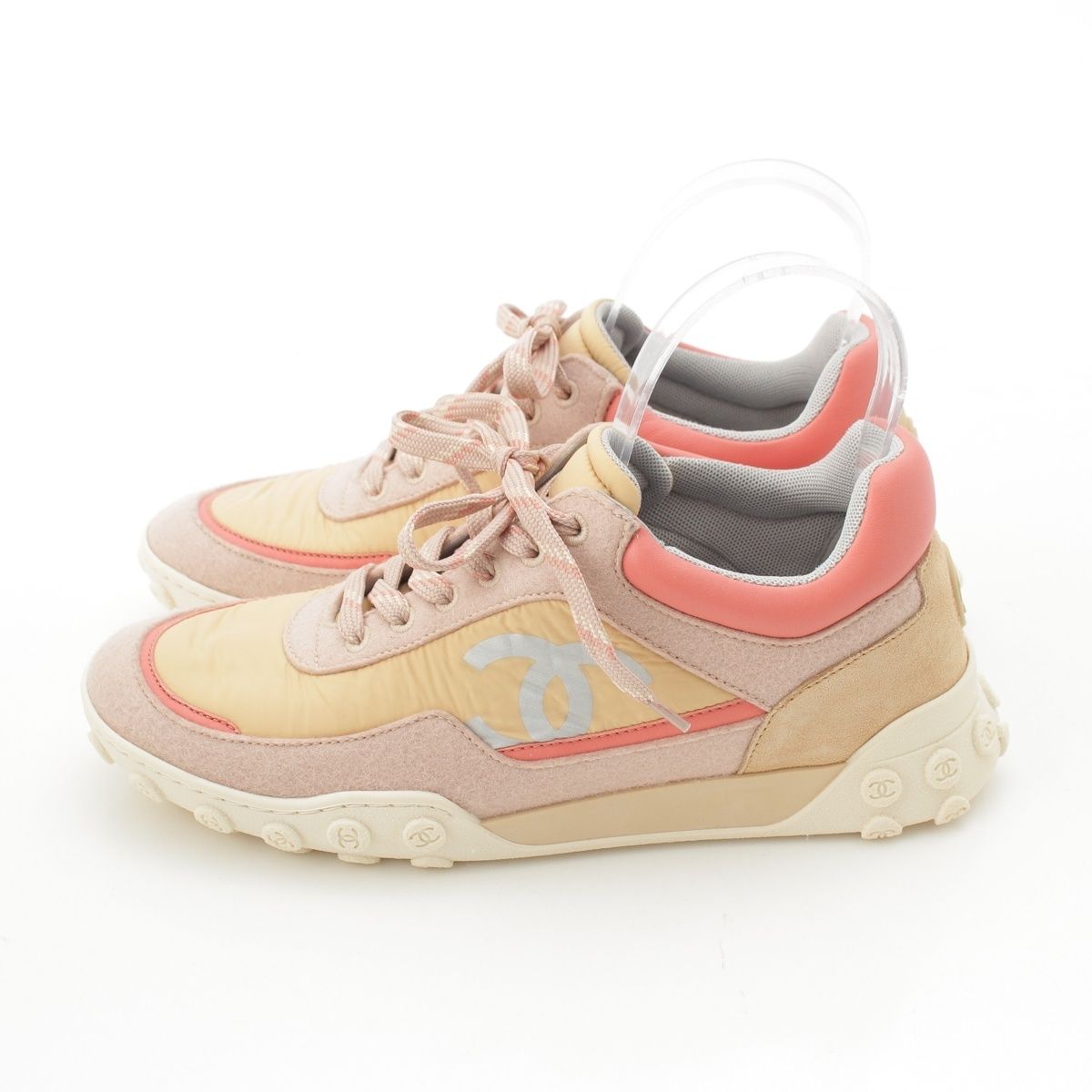 Chanel Low Cut CC Logo Sneakers Beige — view 3