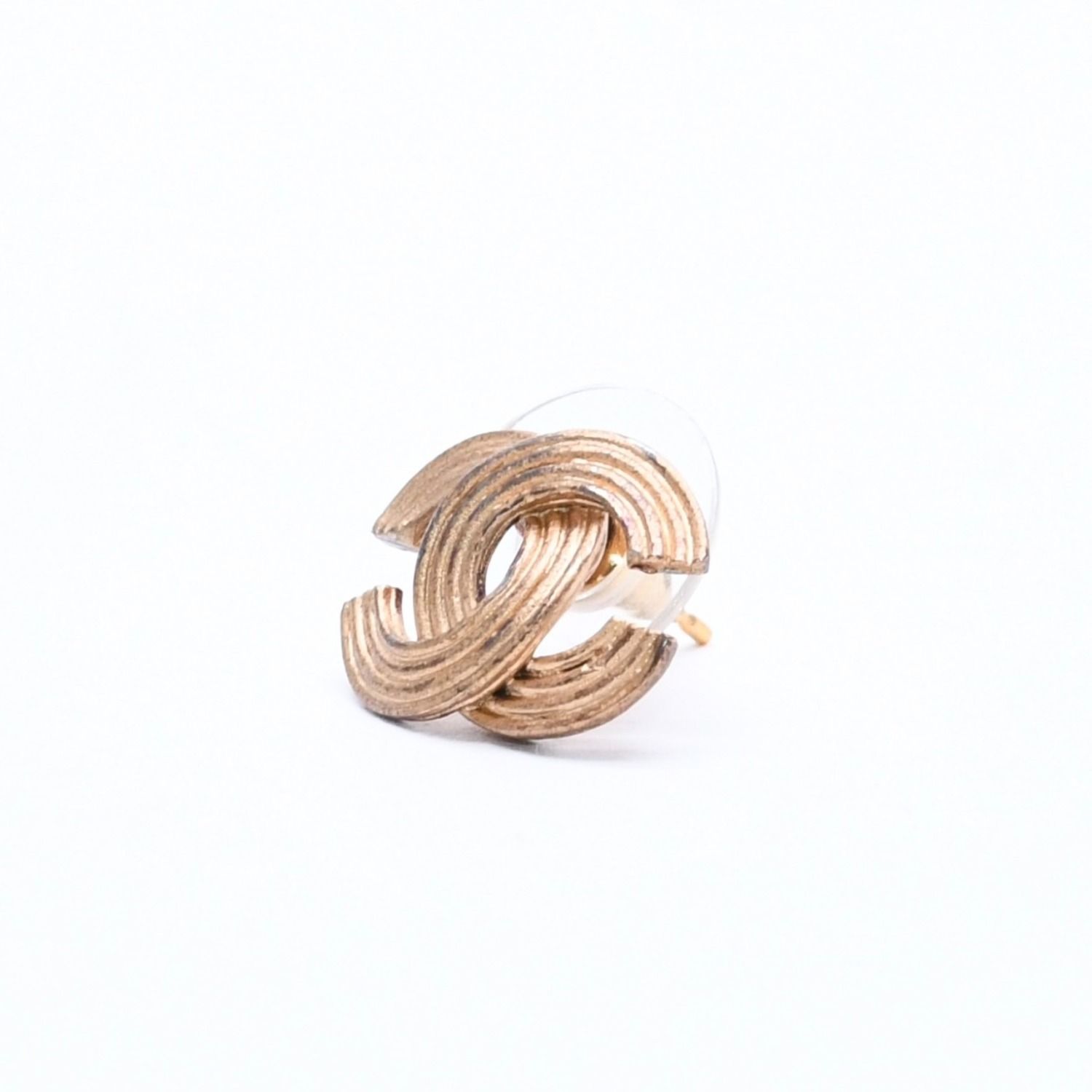 Chanel CC Logo Shape Stud Earrings Rib Texture 00 Gold Metal — view 2