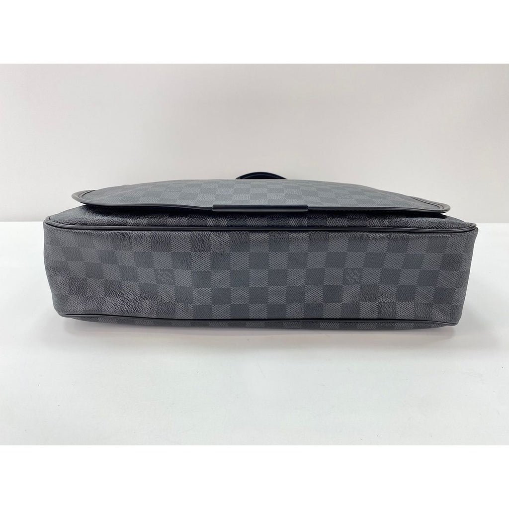 Louis Vuitton Shoulder Bag Daniel MM — view 5