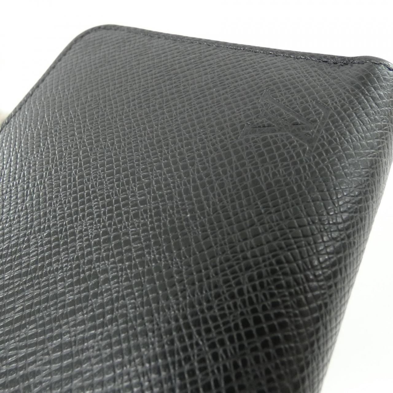 Louis Vuitton Taiga Zippy Wallet Horizontal — view 4