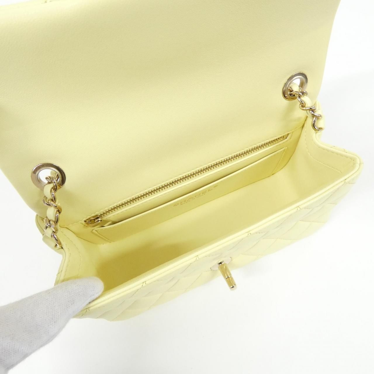 Chanel Shoulder Bag Yellow — view 6