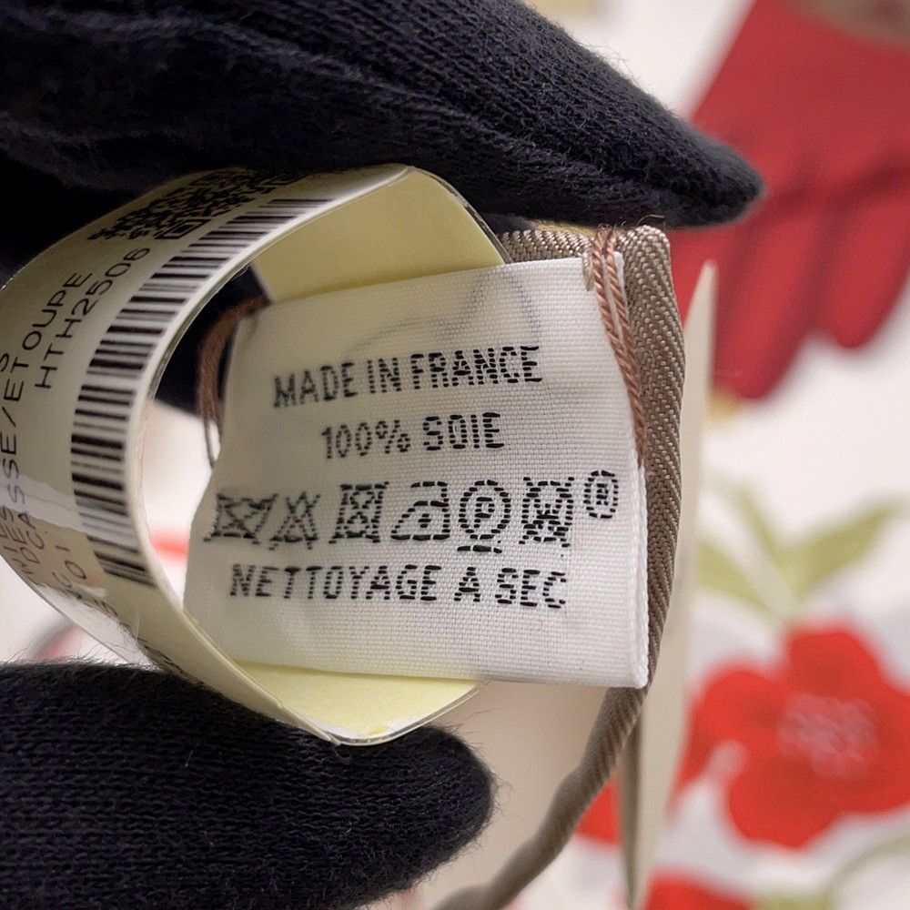 Hermes Scarf Carre 90 L'heure Des Gants Gloves Watch White — view 5