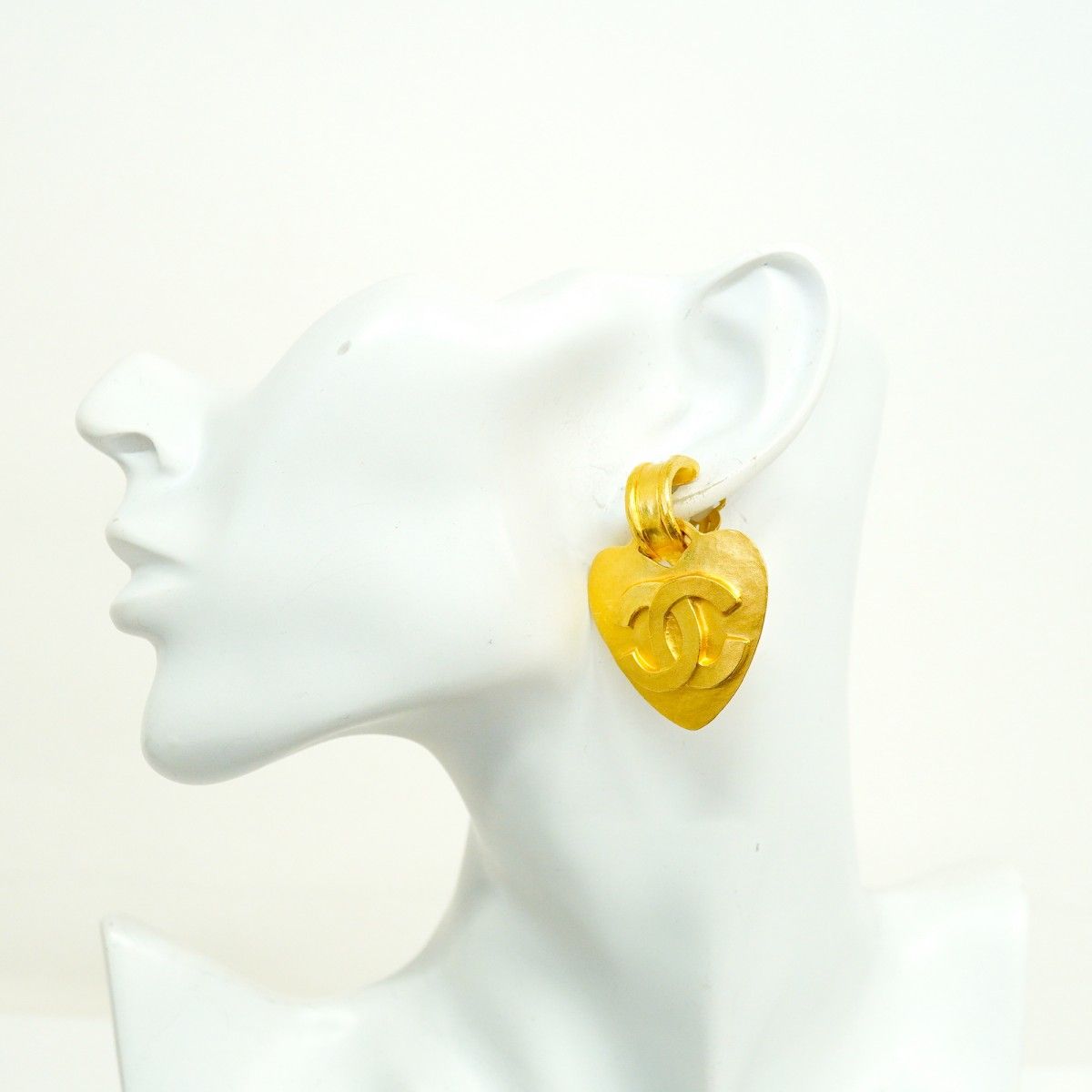 Chanel Earrings Vintage CC Logo Heart Motif Gold Plated — view 5