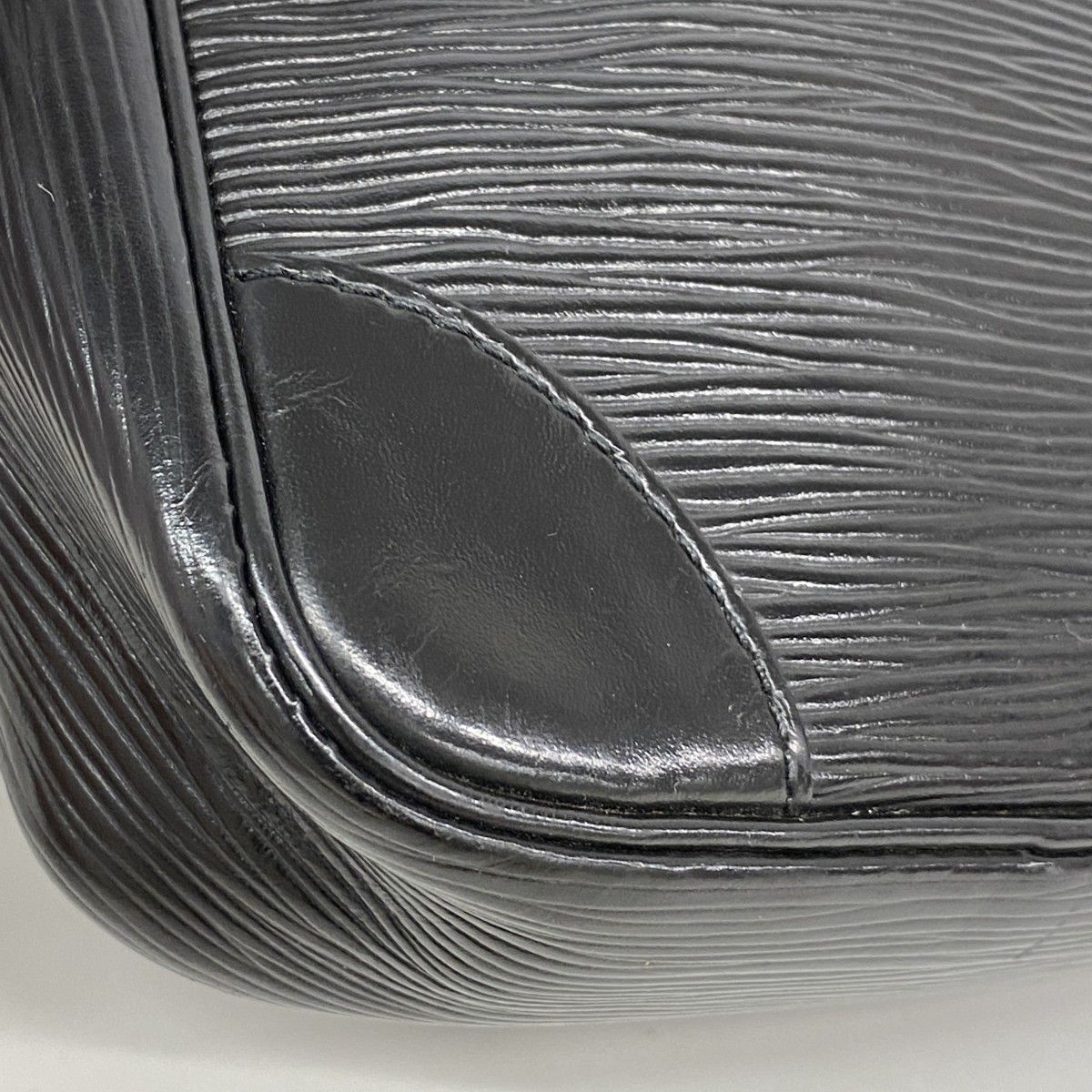 Louis Vuitton Shoulder Bag Epi Danube Noir — view 6