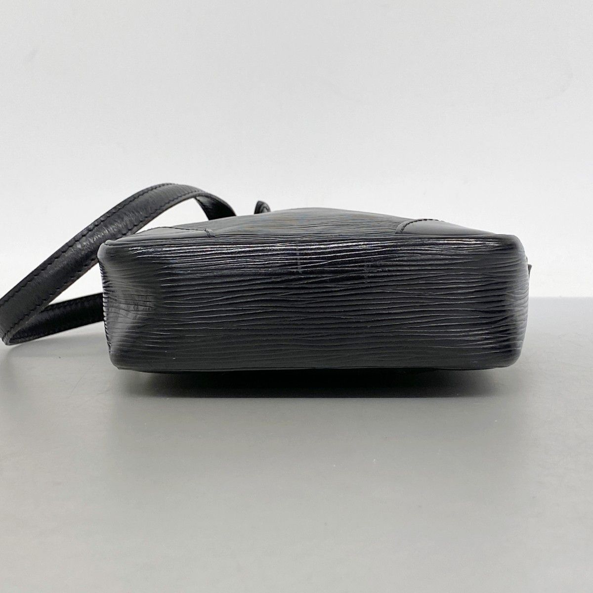 Louis Vuitton Shoulder Bag Epi Danube Noir — view 3
