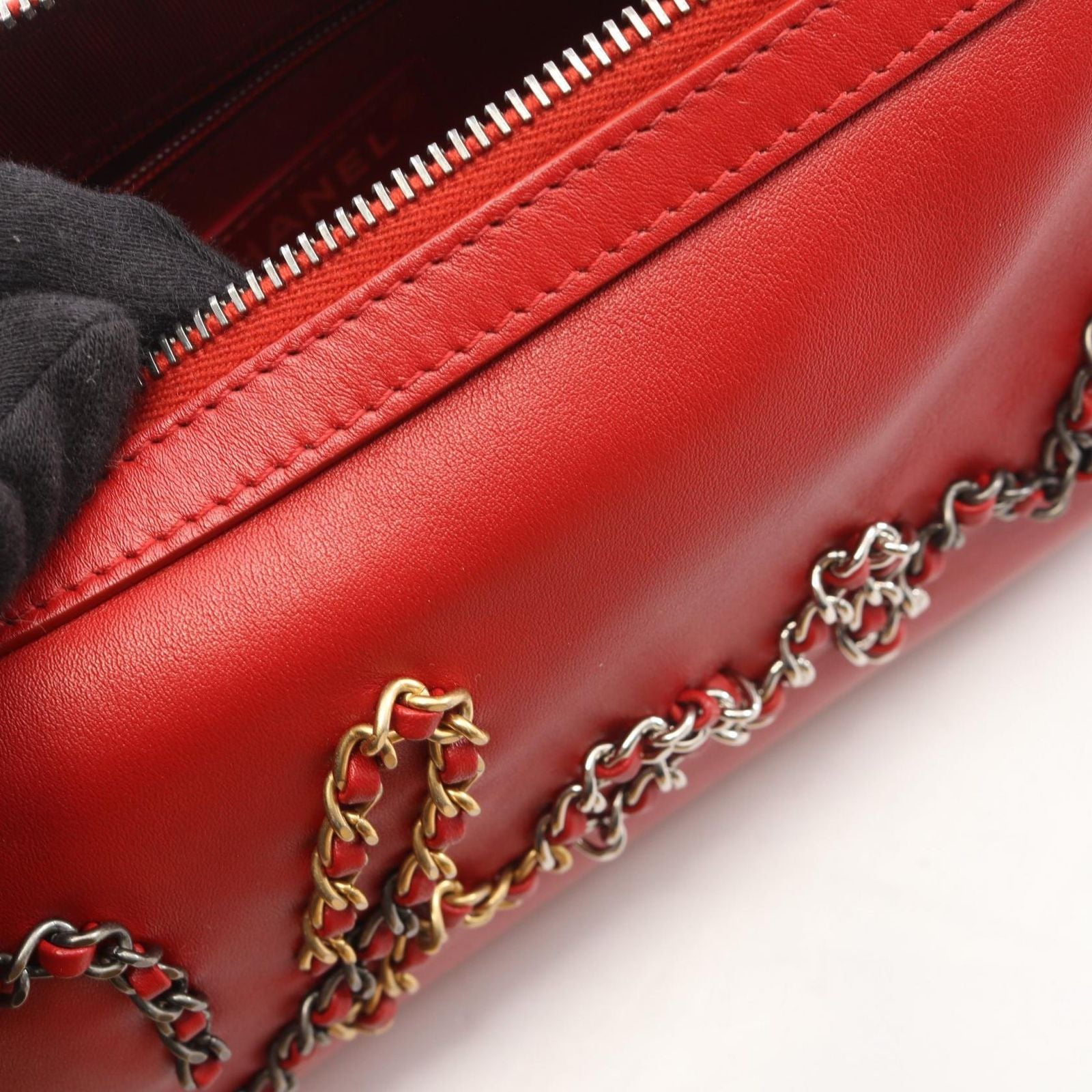 Chanel Shoulder Bag Red Leather Logo — view 7
