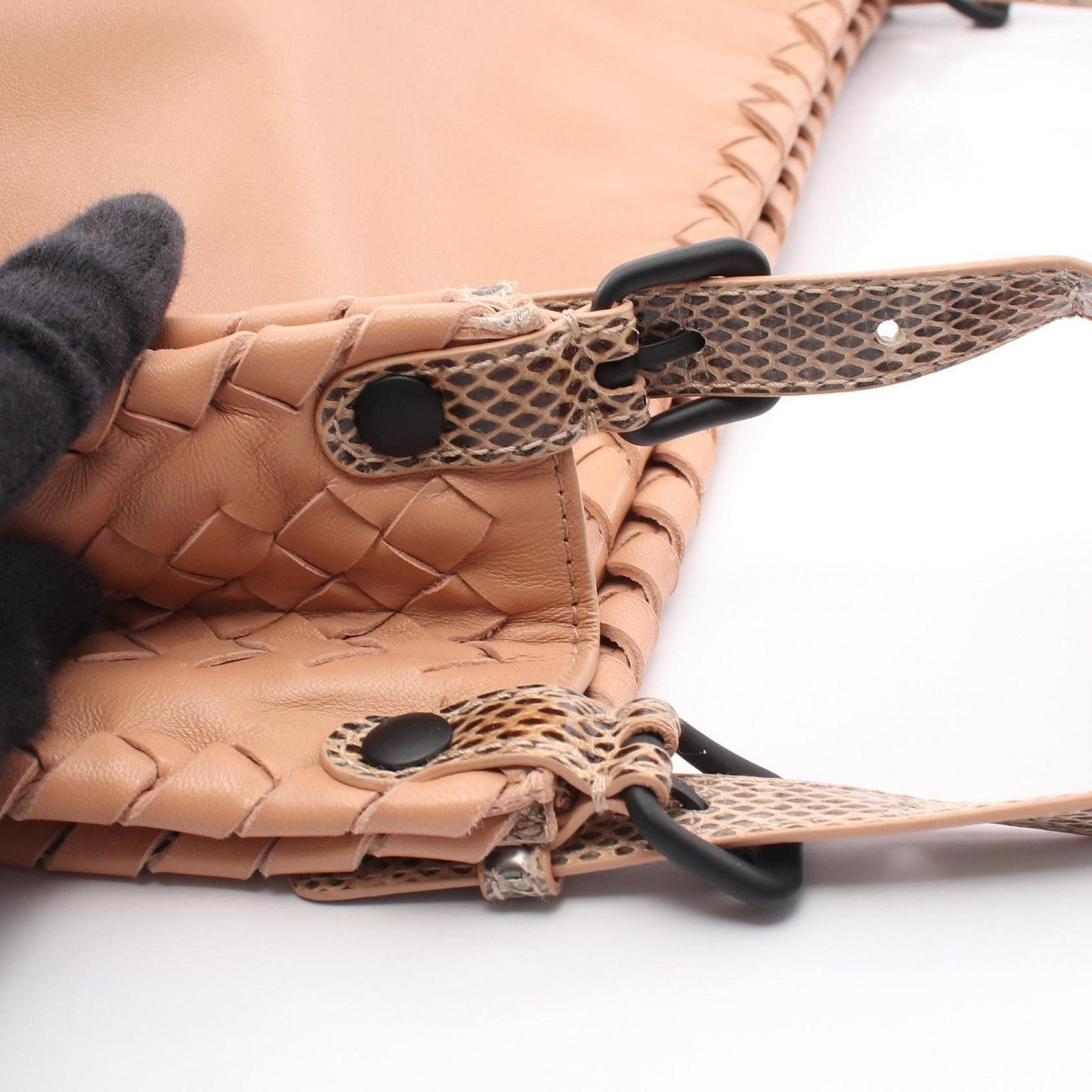 Bottega Veneta Shoulder Bag Intrecciato Beige Leather Exotic Cles the — view 7