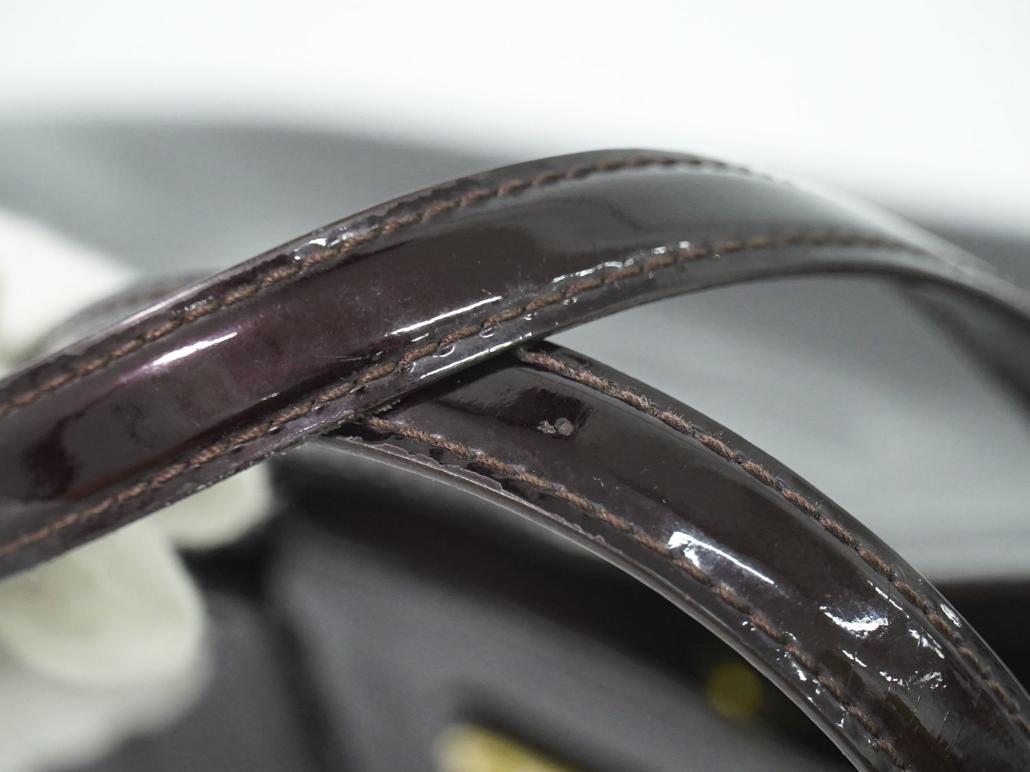 Louis Vuitton LV Wilshire PM Vernis Leather Handbag Amarante Purple — view 5