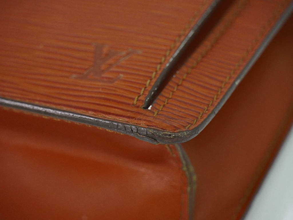 Louis Vuitton LV Pochette Series Dragonne Epi Leather Clutch Kenya Brown — view 6