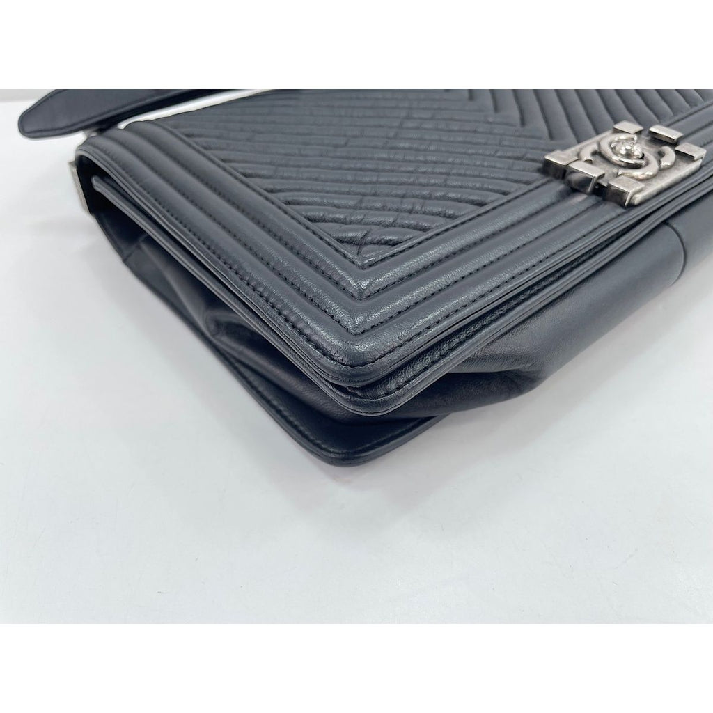 Chanel Shoulder Bag Boy Large — view 7