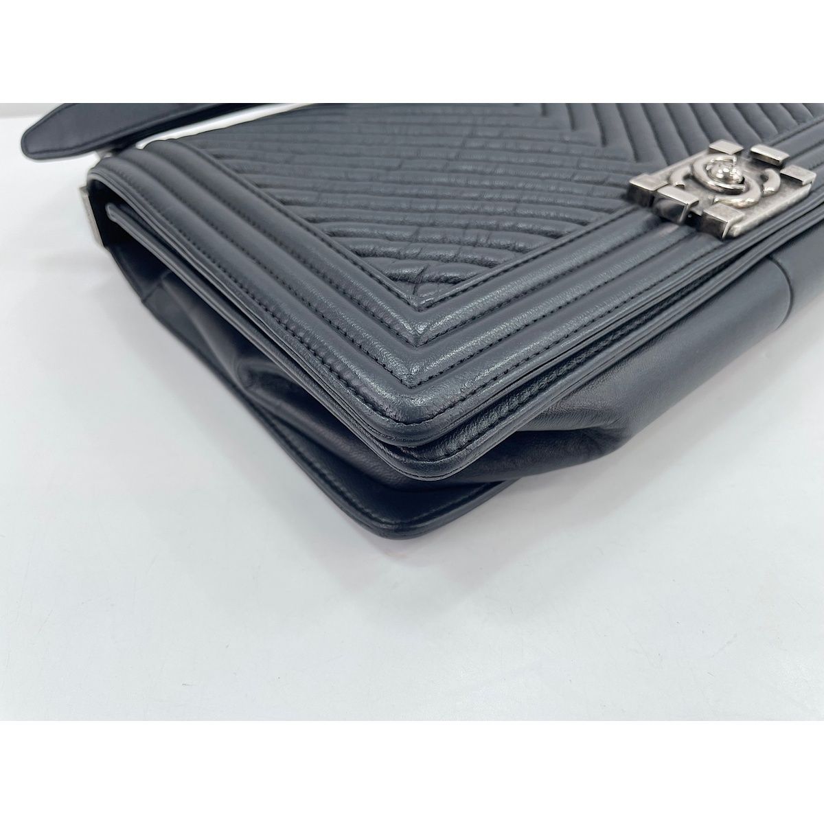 Chanel Shoulder Bag Boy Large — view 7