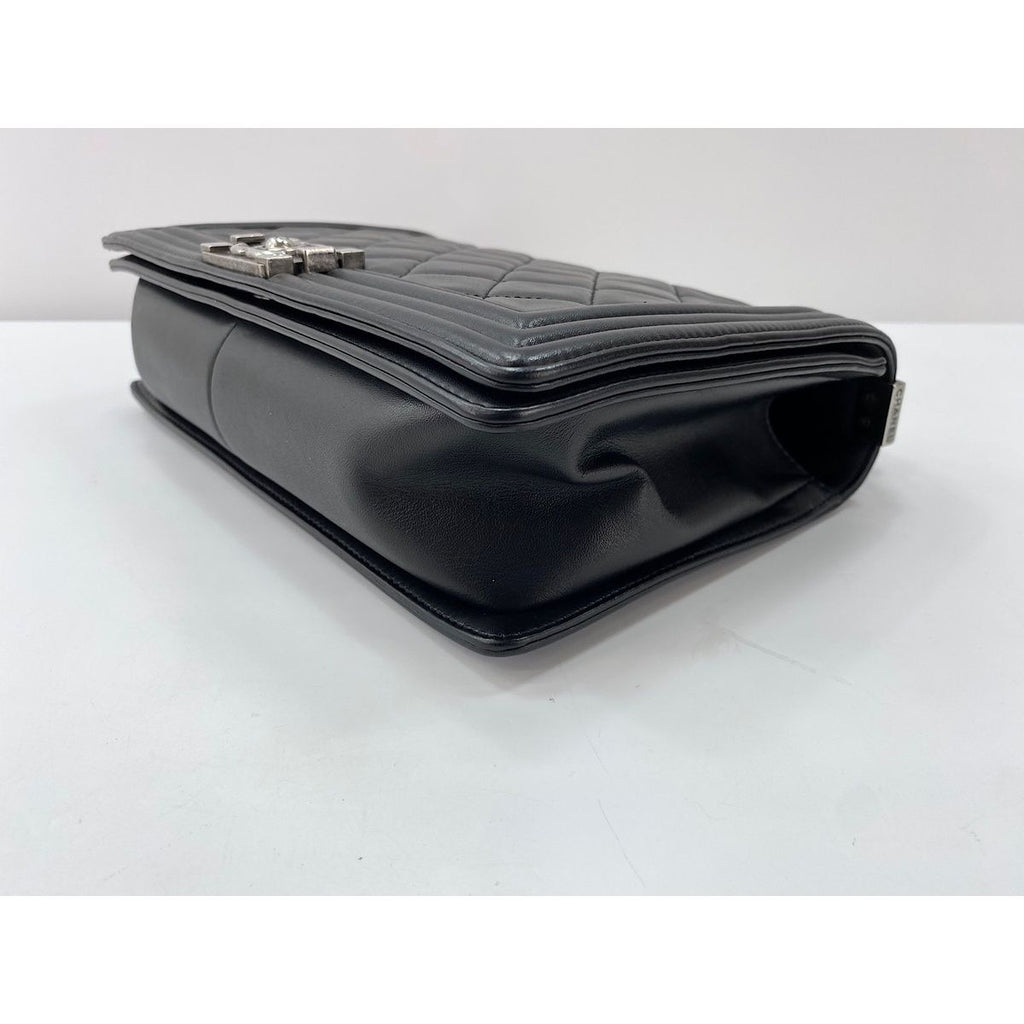 Chanel Shoulder Bag Boy Large — view 7