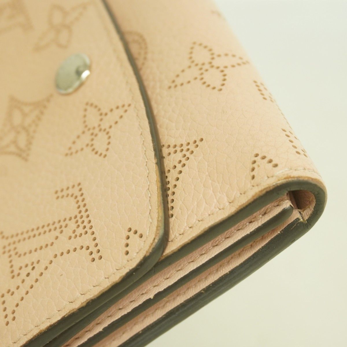 Louis Vuitton Wallet Mahina Portefeuille Iris Compact Magnolia — view 9