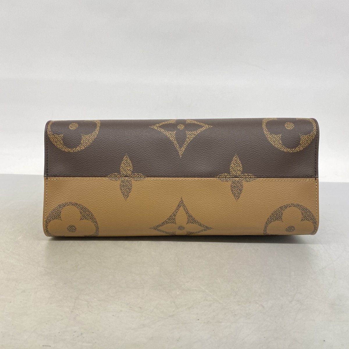 Louis Vuitton Tote Monogram Giant Reverse On The Go MM Brown 2-Way — view 3