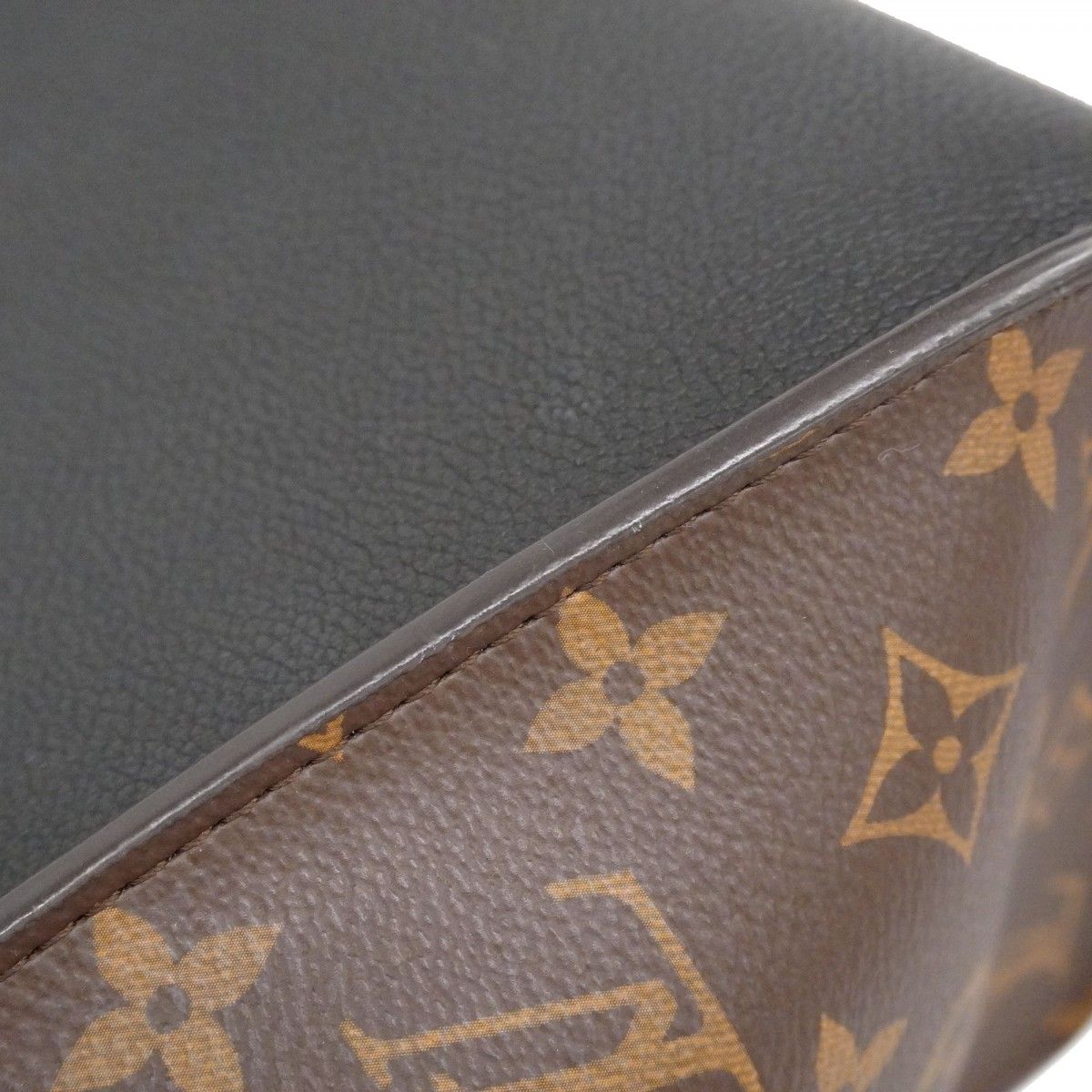 Louis Vuitton Tote Monogram on My Side MM Noir — view 9