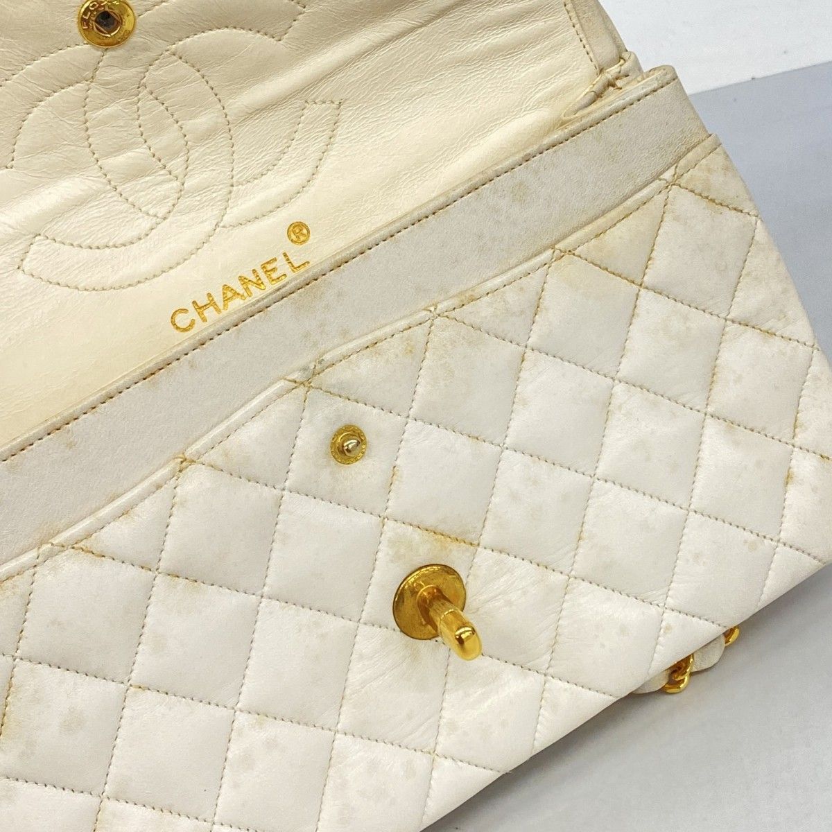 Chanel Shoulder Bag Quilted Lambskin White Gold — view 9