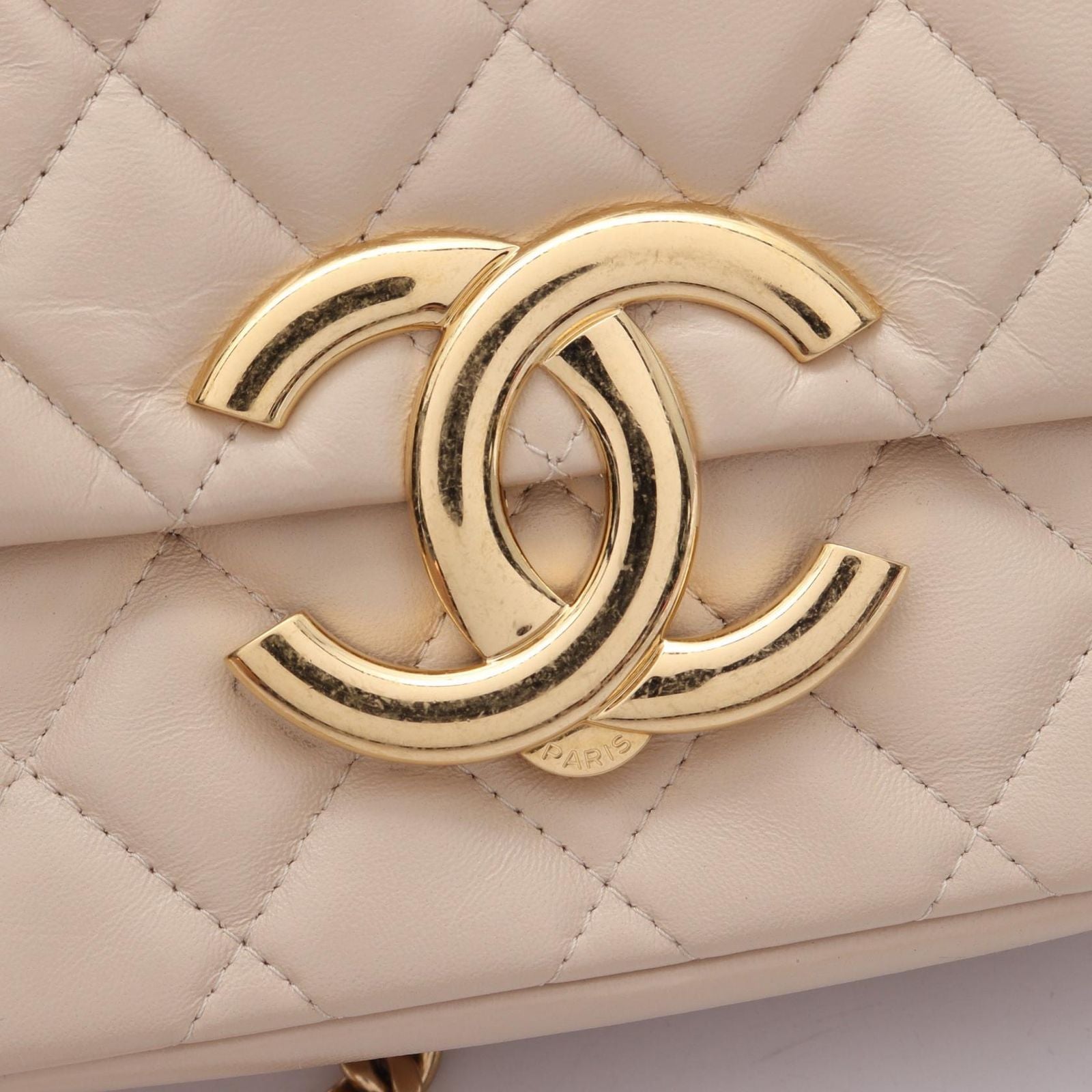 Chanel Shoulder Bag Quilted Beige Leather CC Logo Chain — view 9