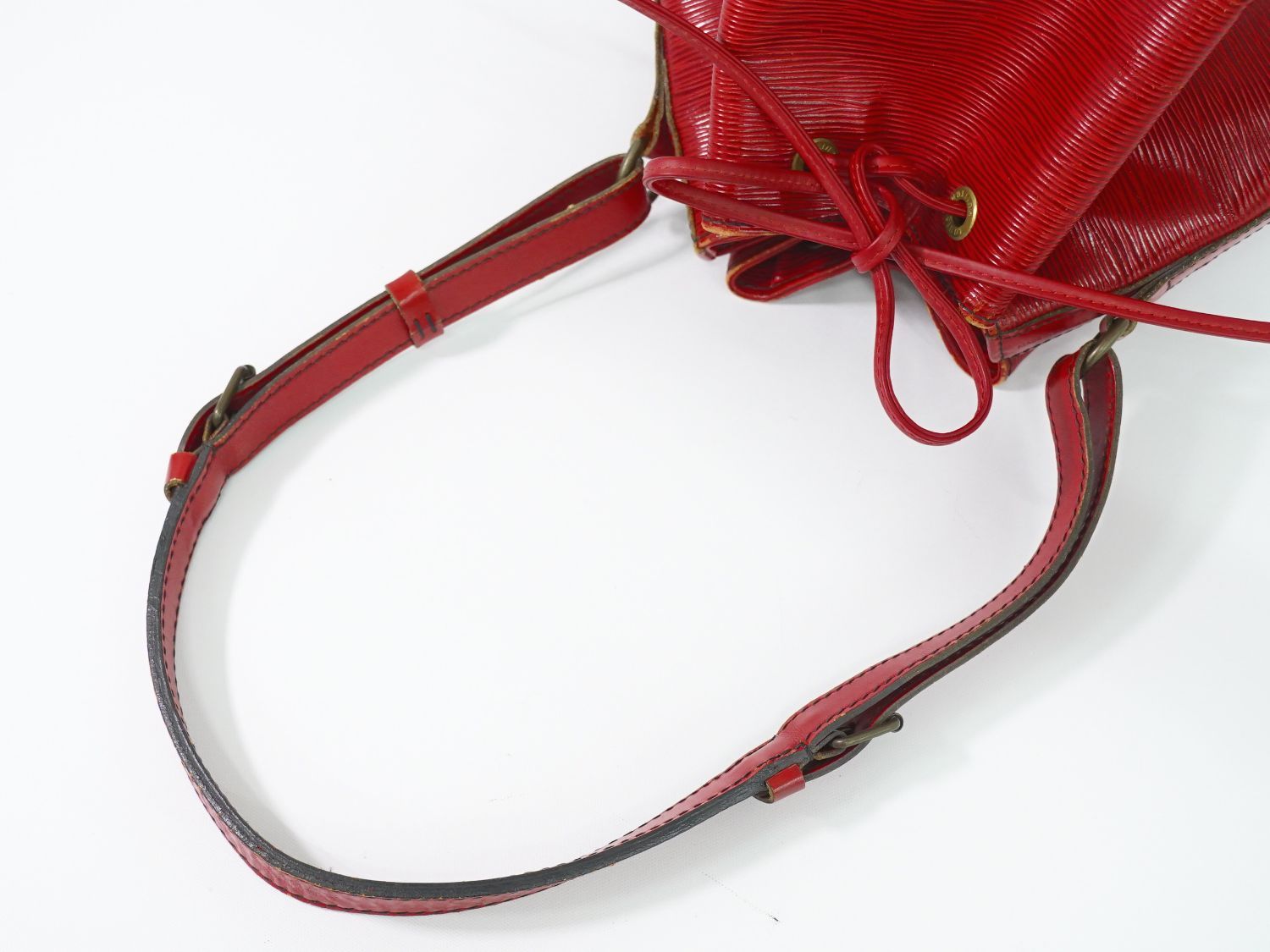 Louis Vuitton LV Petit Noe Epi Leather Shoulder Bag — view 4