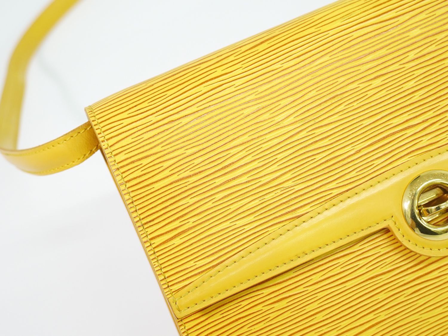 Louis Vuitton LV Arche Epi Leather Shoulder Bag Pochette Tassili Yellow — view 7