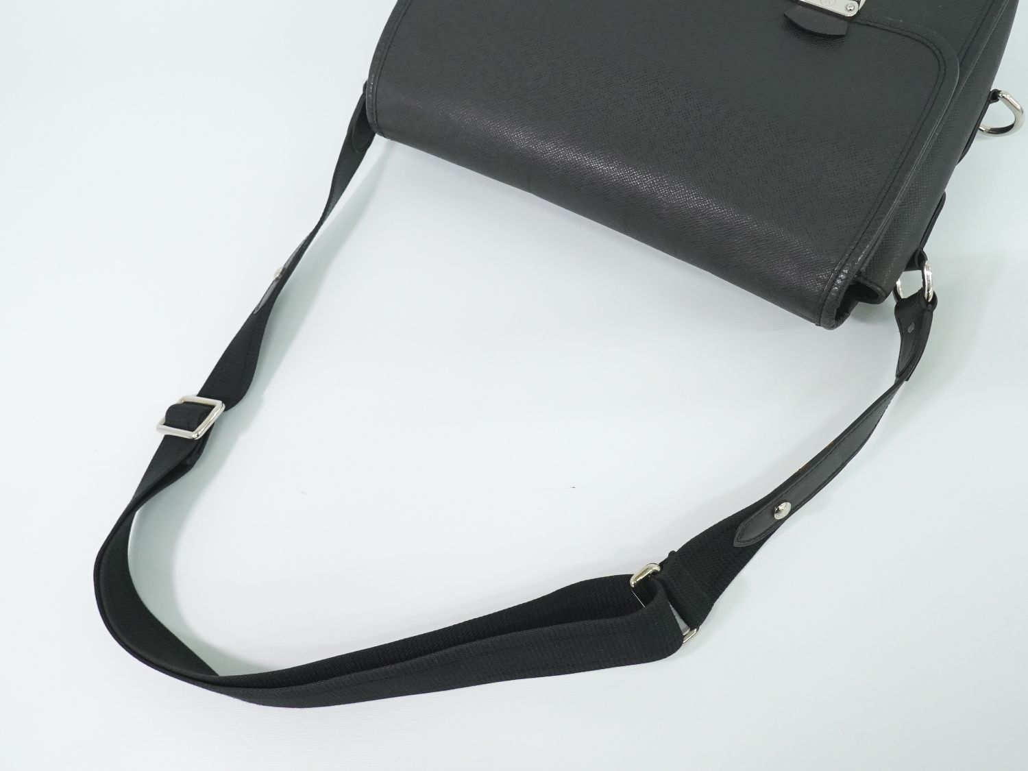 Louis Vuitton LV Alexei Taiga Leather Shoulder Bag Ardoise Black — view 4