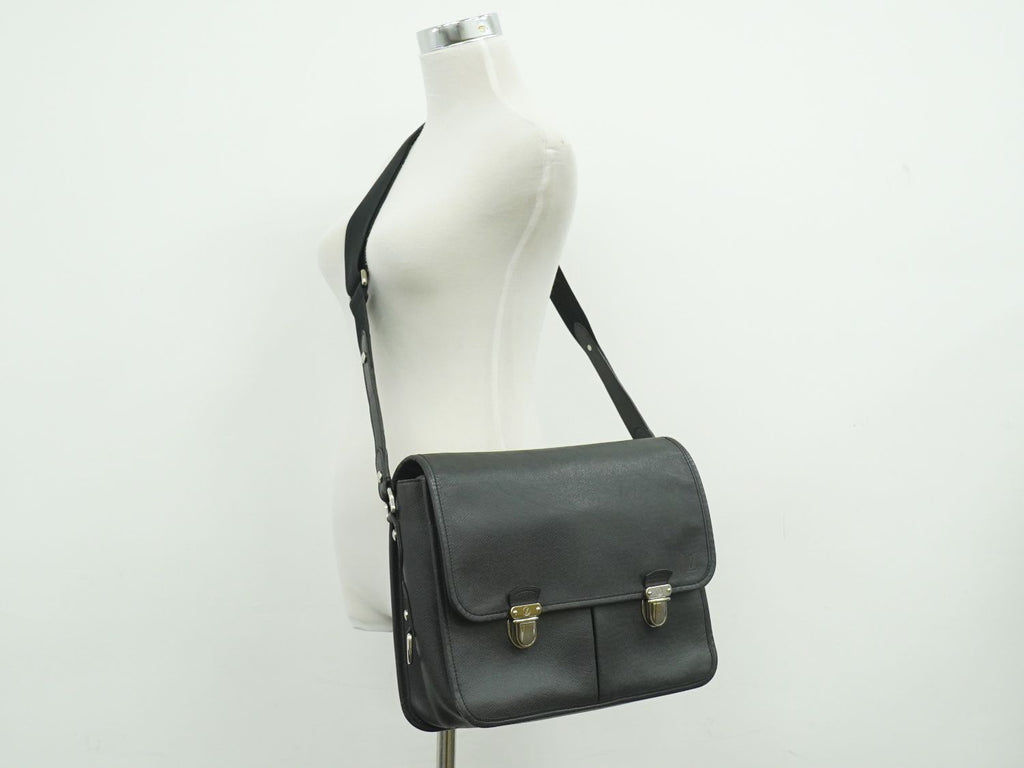 Louis Vuitton LV Alexei Taiga Leather Shoulder Bag Ardoise Black — view 6