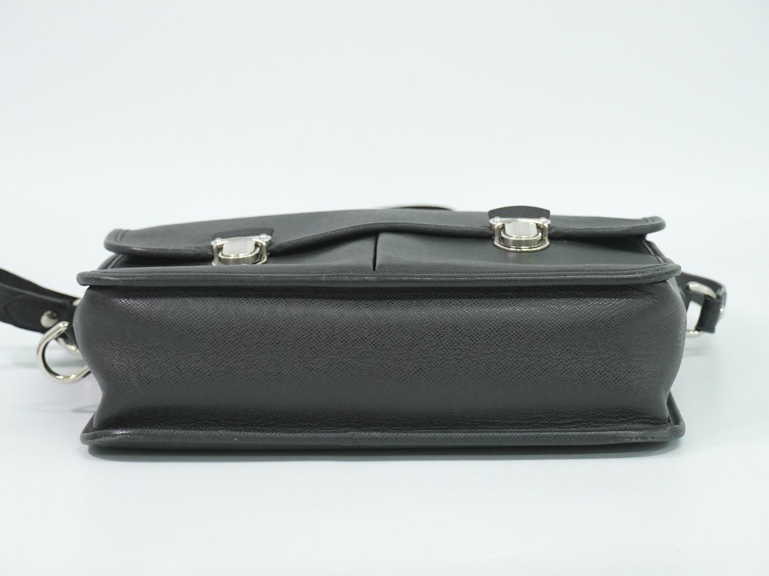 Louis Vuitton LV Alexei Taiga Leather Shoulder Bag Ardoise Black — view 3