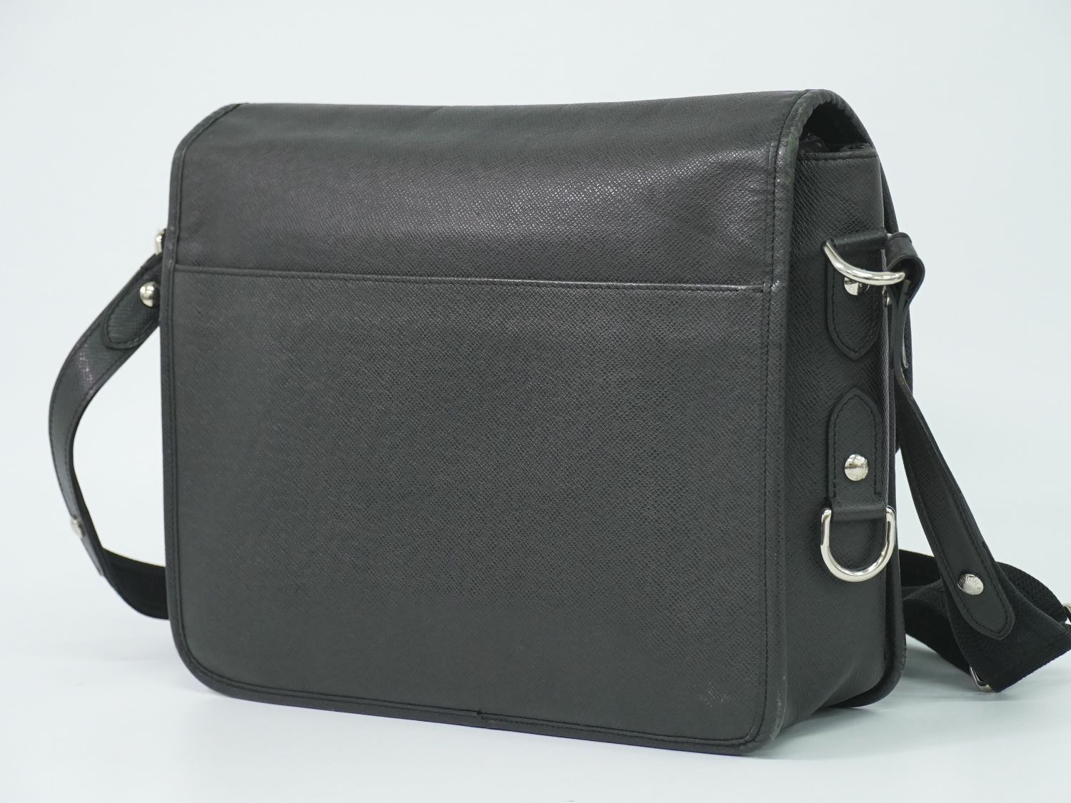 Louis Vuitton LV Alexei Taiga Leather Shoulder Bag Ardoise Black — view 2