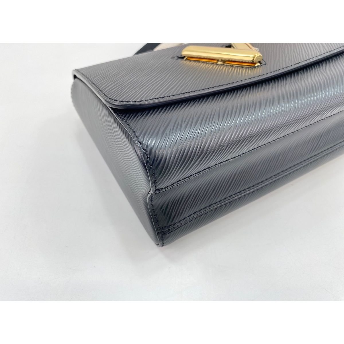 Louis Vuitton Shoulder Bag Twist MM — view 7