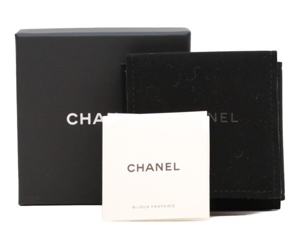 Chanel 23k CC Logo Turnlock Quilted Bag Motif — view 9