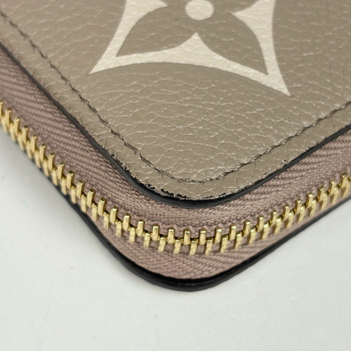 Louis Vuitton Zippy Wallet Zip Around Monogram Giant Tourterelle Cream — view 3