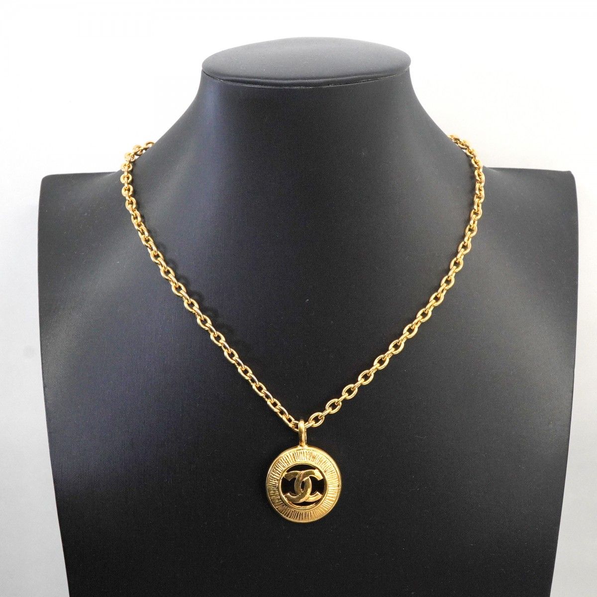 Chanel Necklace Vintage CC Logo Round — view 8