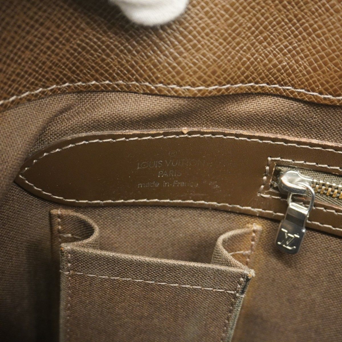 Louis Vuitton Tote Taiga Kasbek PM Grizzly — view 5