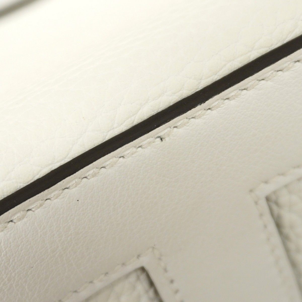 Hermes Handbag in the Loop 18 Taurillon Clemence New White Gold — view 6