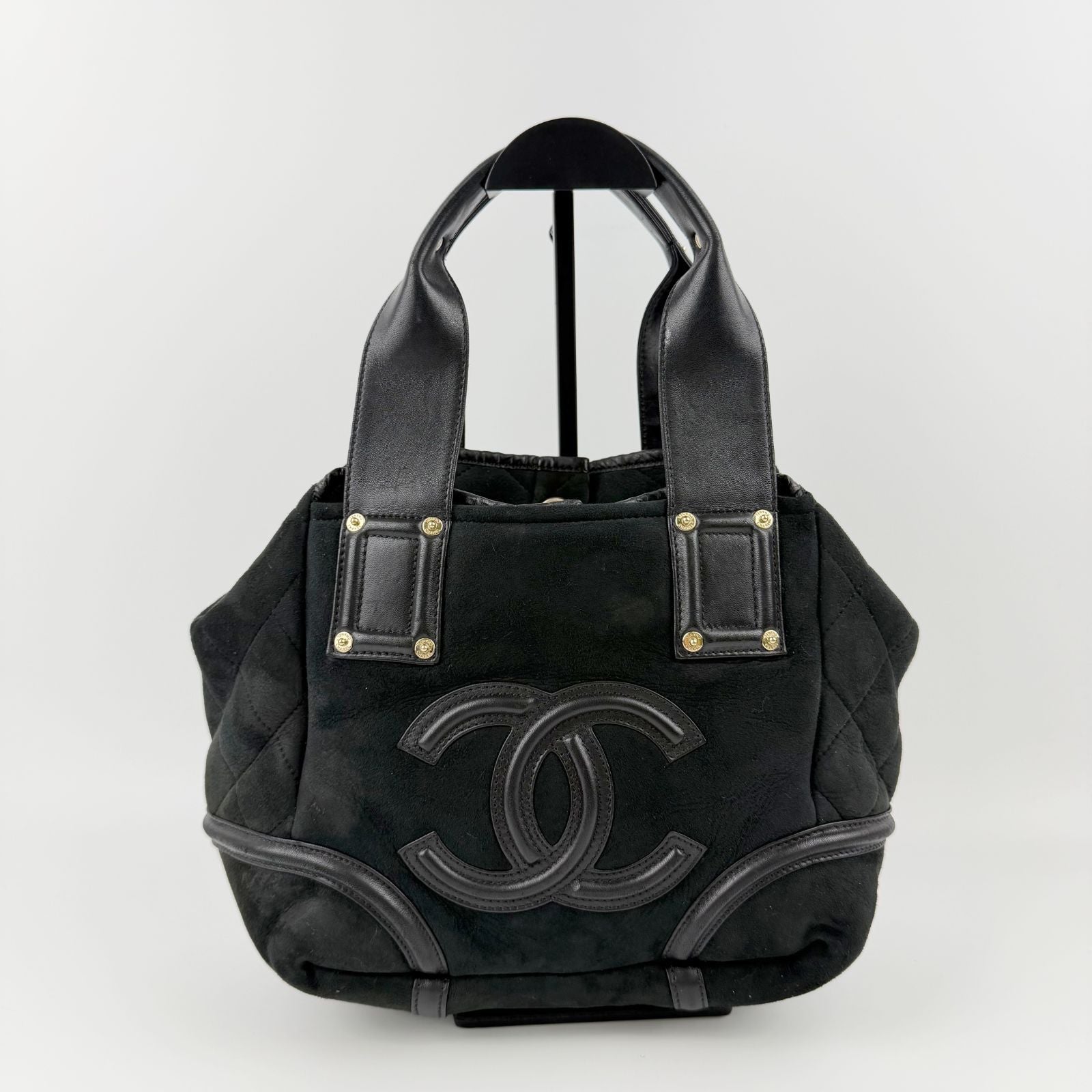 Chanel CC Logo Handbag Suede Leather Black Gold Vintage — view 2