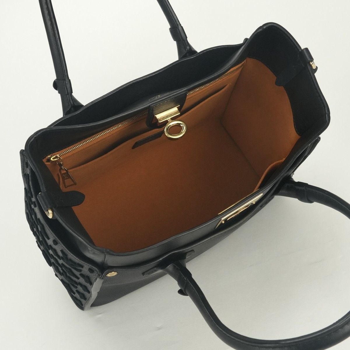 Louis Vuitton on My Side MM Tote Shoulder Bag Calf Leather Black Gold 2-Way — view 9