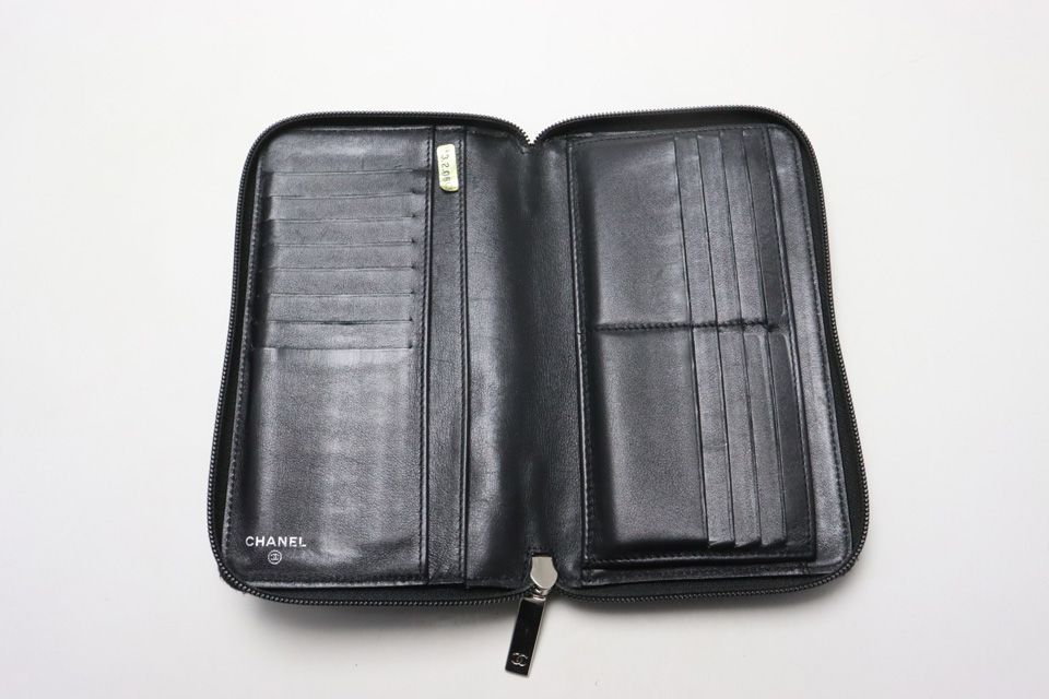Chanel CC Logo Zip Wallet Caviar Leather — view 4