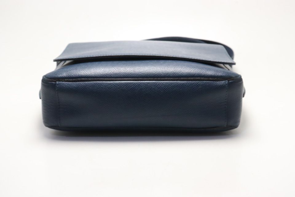 Louis Vuitton Taiga Roman PM Leather Shoulder — view 3