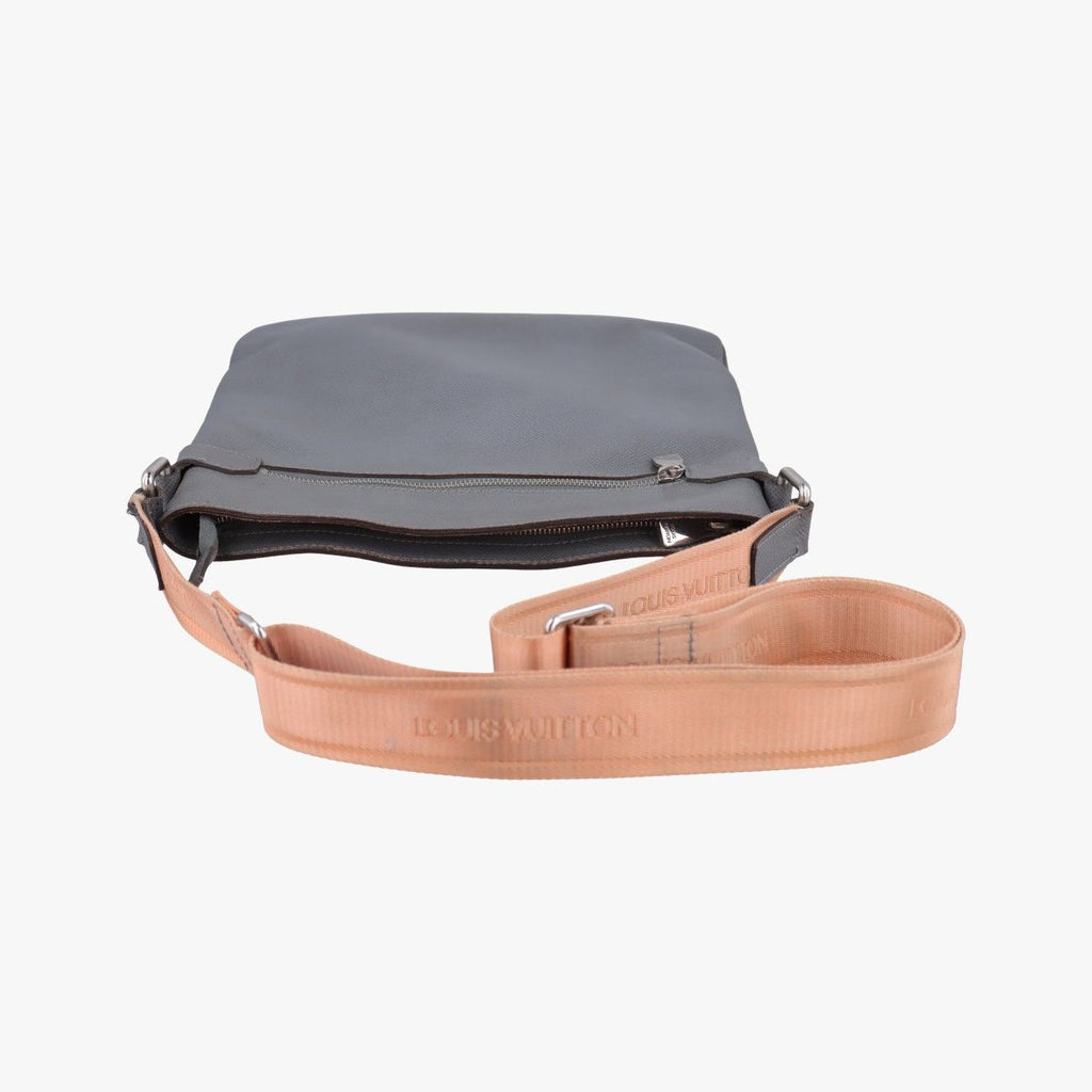 Louis Vuitton Sacha Glacier Gray Taiga Shoulder — view 8