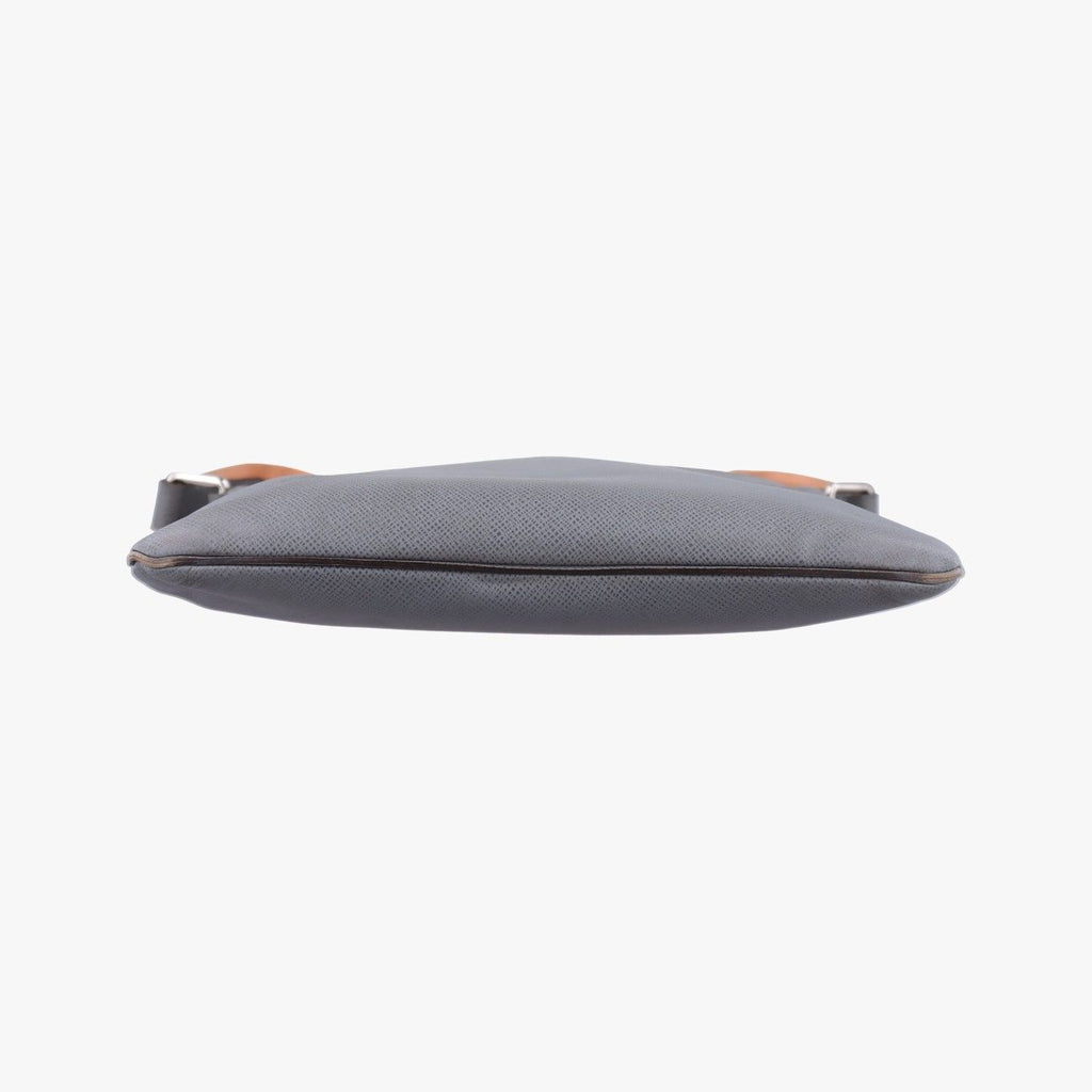 Louis Vuitton Sacha Glacier Gray Taiga Shoulder — view 3