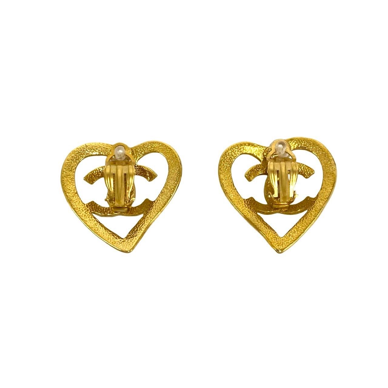 Chanel With Rice Vintage CC Logo Heart Motif Earrings Gold — view 6