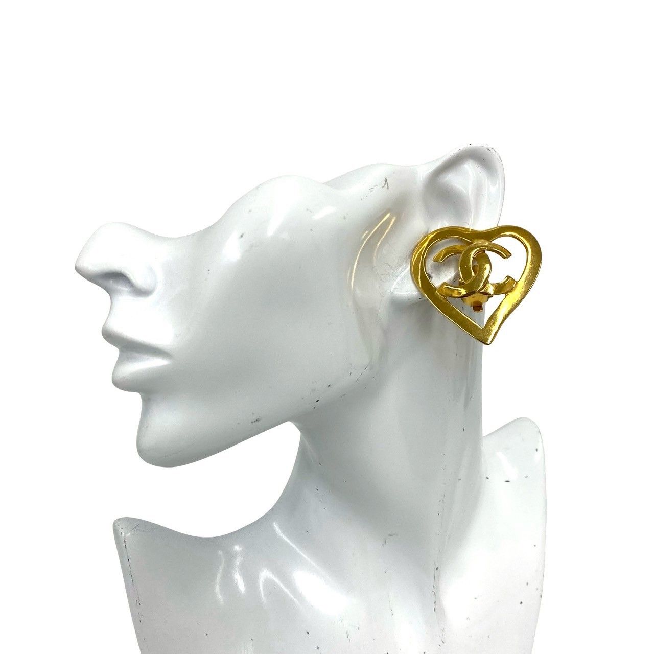 Chanel With Rice Vintage CC Logo Heart Motif Earrings Gold — view 2