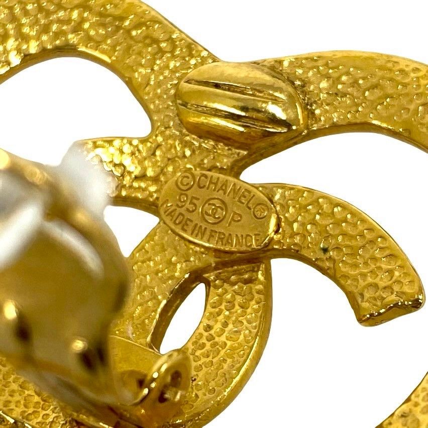 Chanel With Rice Vintage CC Logo Heart Motif Earrings Gold — view 3